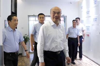 陜西省委副書記、省長(zhǎng)劉國(guó)中一行參觀調(diào)研西安電子科技大學(xué)工程技術(shù)研究院